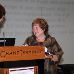 PARALLELLAR: Valdsforskar Ragnhild Bjørnebekk ved Universitetet i Oslo haldt foredraget "Link mellom vold i medier og vold i virkeligheten?". Her takkar Elisabeth Sølvberg Aase ho av.
