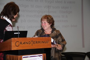 PARALLELLAR: Valdsforskar Ragnhild Bjørnebekk ved Universitetet i Oslo haldt foredraget "Link mellom vold i medier og vold i virkeligheten?". Her takkar Elisabeth Sølvberg Aase ho av.