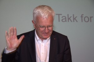 Redaktør Trygve Hegnar avlivet en del myter om mediebruk og særlig ryktet om  papiravisens snarlige død.