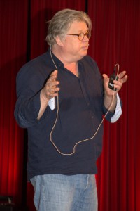 Rektor Trond Blindheim sa at reklamen holder mediene i live.
