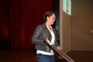 Medielærer Astrid Aas, Nordahl Grieg vgs. tar imot fotoprisen Gullregnet